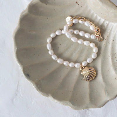 Armband för sjöjungfruskal och pärlor